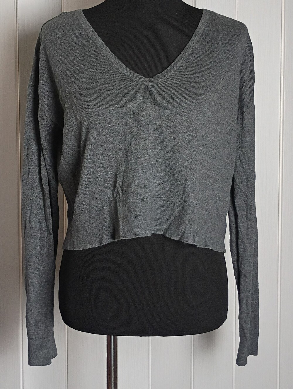 Women's Gray Cropped V-Neck Long Sleeve Top